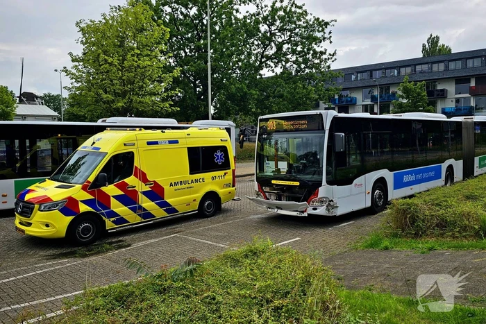 Lijnbus in botsing met personenwagen