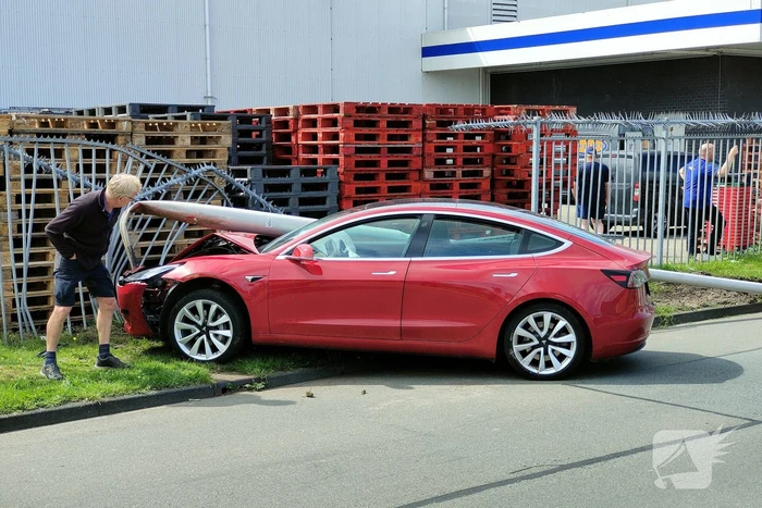 Automobilist ramt lantaarnpaal en eindigt in hekwerk