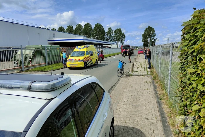 Automobilist ramt lantaarnpaal en eindigt in hekwerk