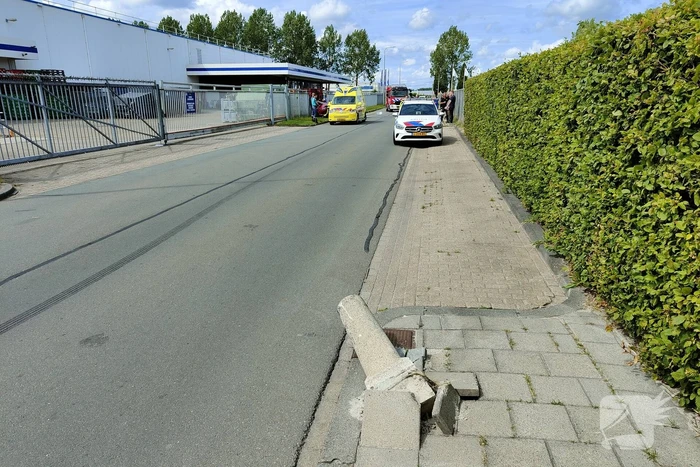 Automobilist ramt lantaarnpaal en eindigt in hekwerk