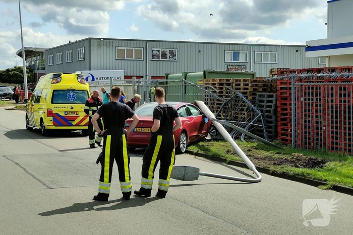 Automobilist ramt lantaarnpaal en eindigt in hekwerk