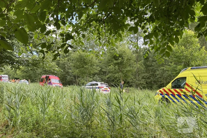 Vrouw rijdt met driewieler de sloot