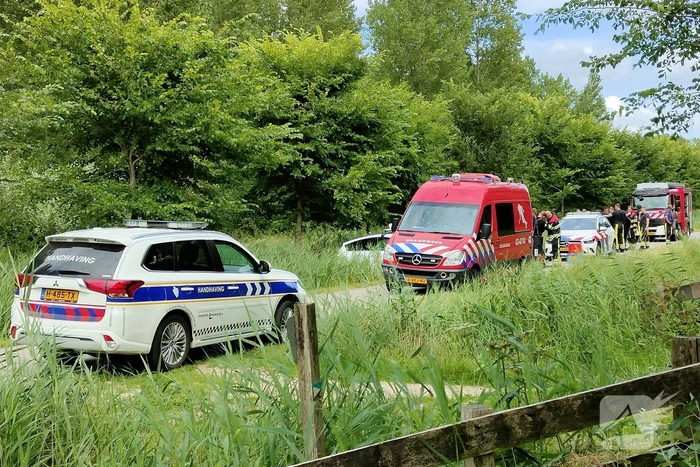 Vrouw rijdt met driewieler de sloot