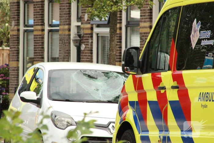 Fietsster geschept voorruit aan diggelen