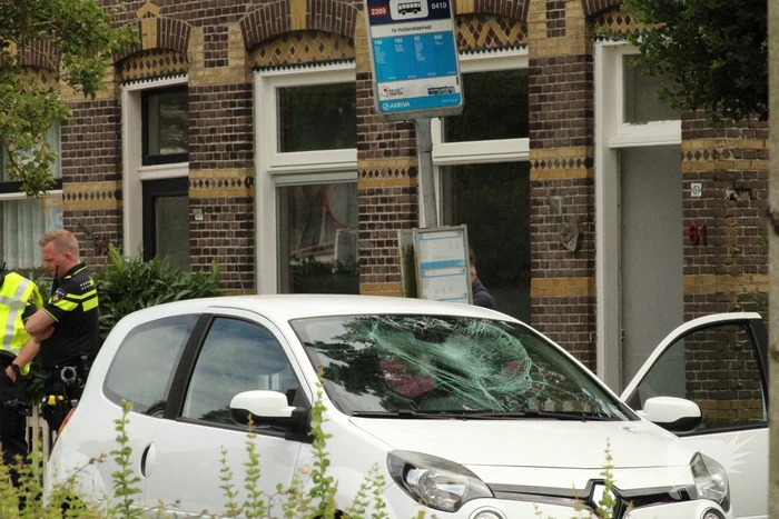 Fietsster geschept voorruit aan diggelen