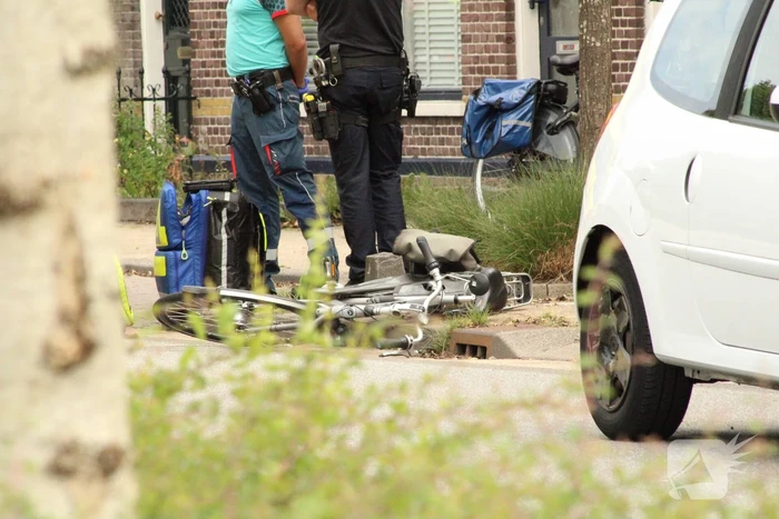 Fietsster geschept voorruit aan diggelen