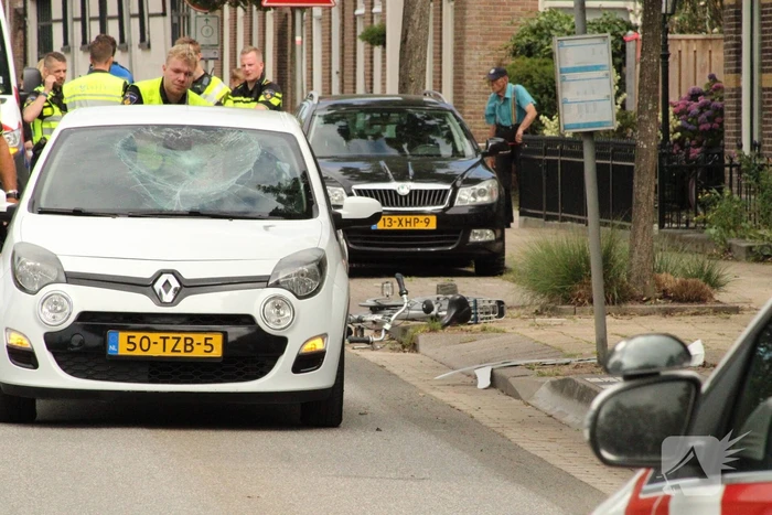 Fietsster geschept voorruit aan diggelen