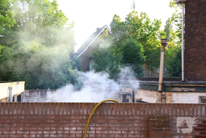 Verlaten vuurton in tuin van woning veroorzaakt rookoverlast