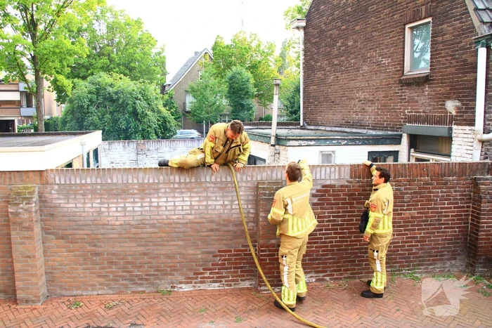 Verlaten vuurton in tuin van woning veroorzaakt rookoverlast