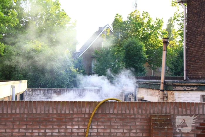 Verlaten vuurton in tuin van woning veroorzaakt rookoverlast