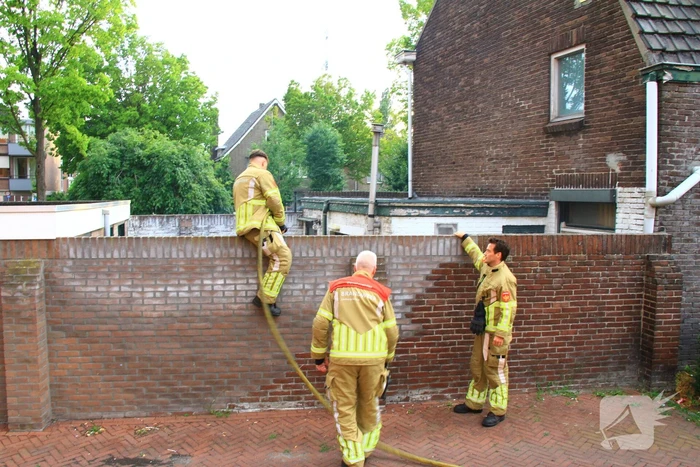 Verlaten vuurton in tuin van woning veroorzaakt rookoverlast