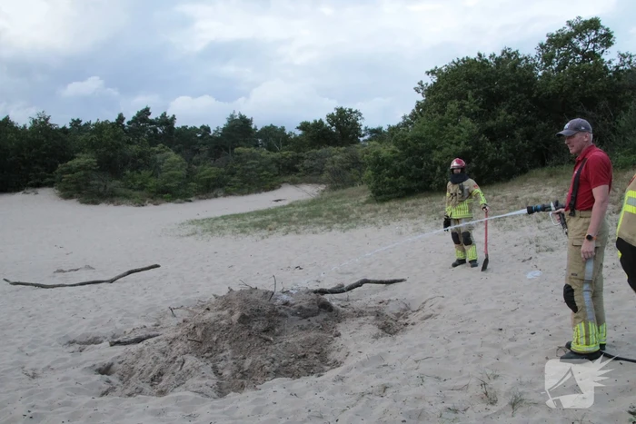 Brandweer blust kampvuur in natuurreservaat
