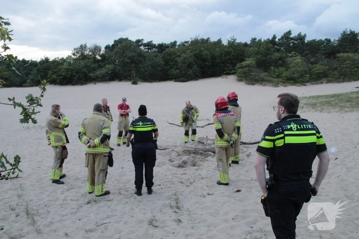 Brandweer blust kampvuur in natuurreservaat