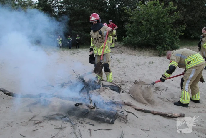 Brandweer blust kampvuur in natuurreservaat