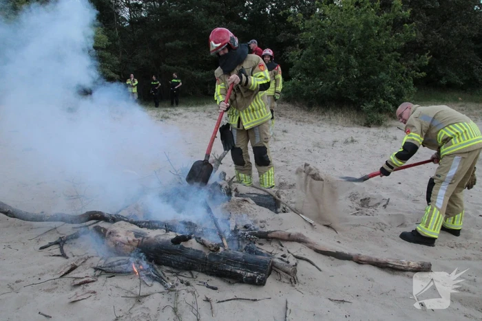 Brandweer blust kampvuur in natuurreservaat