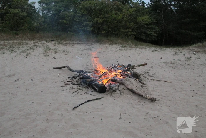 Brandweer blust kampvuur in natuurreservaat