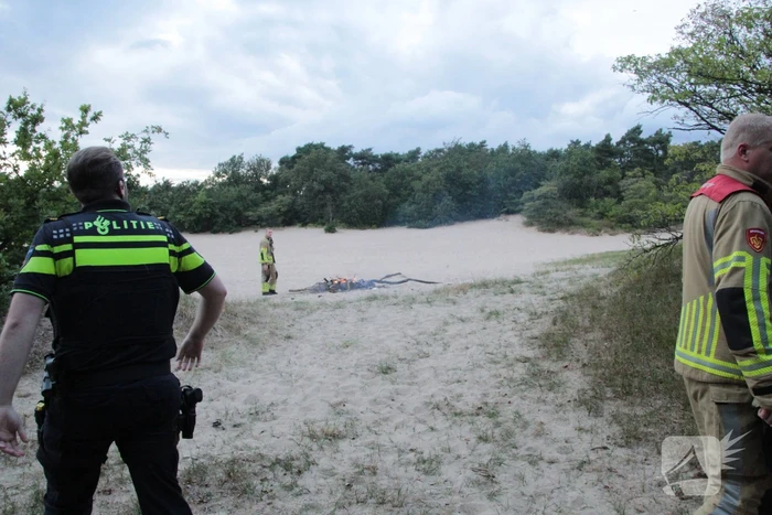 Brandweer blust kampvuur in natuurreservaat