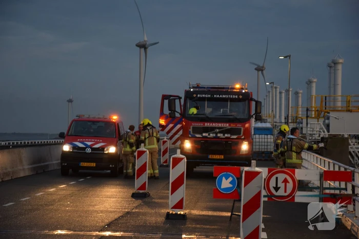 Grote zoekactie na melding voertuig te water bij Oosterscheldekering