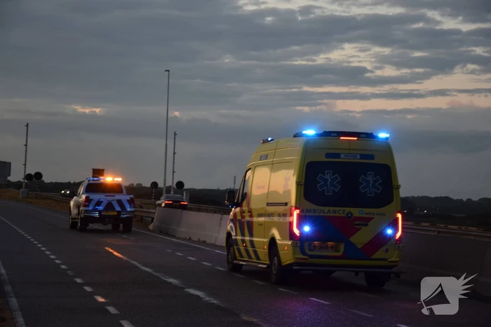 Grote zoekactie na melding voertuig te water bij Oosterscheldekering