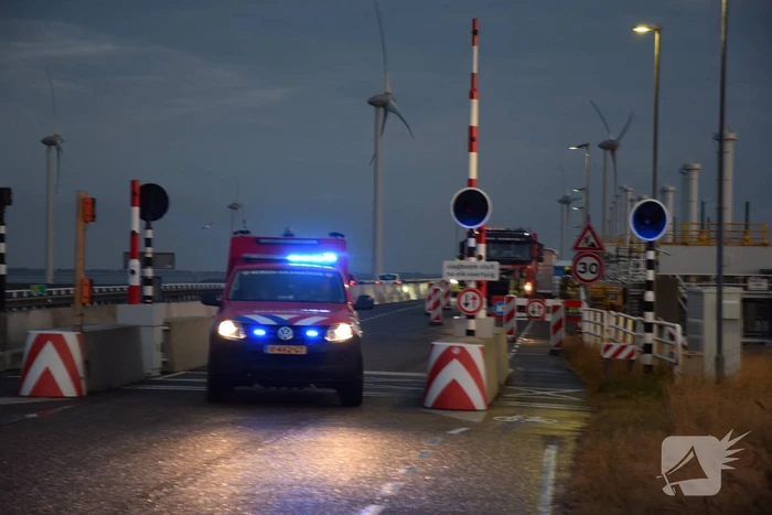 Grote zoekactie na melding voertuig te water bij Oosterscheldekering