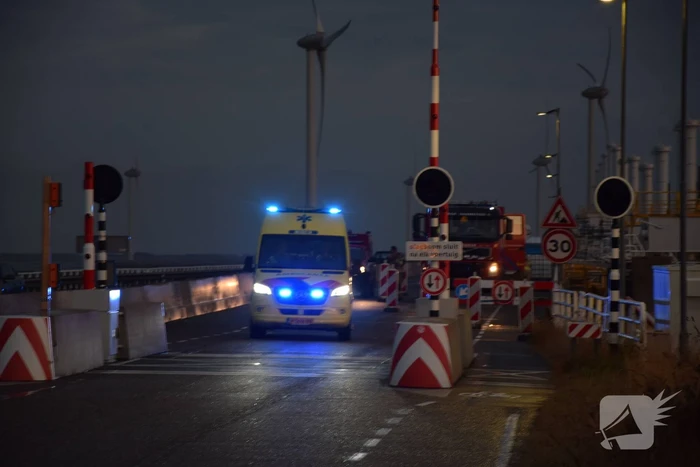 Grote zoekactie na melding voertuig te water bij Oosterscheldekering