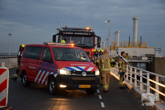 Grote zoekactie na melding voertuig te water bij Oosterscheldekering