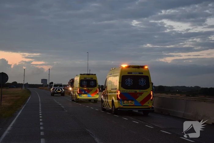 Grote zoekactie na melding voertuig te water bij Oosterscheldekering