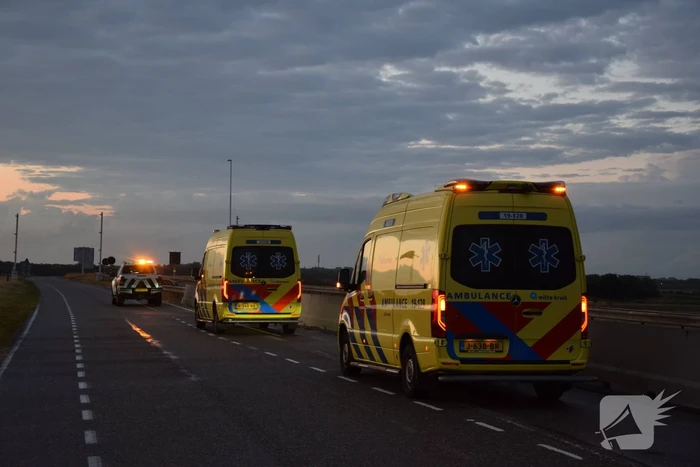 Grote zoekactie na melding voertuig te water bij Oosterscheldekering