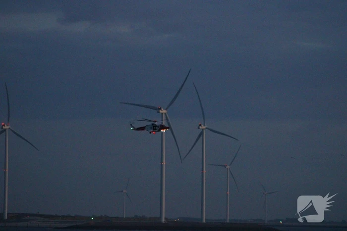 Grote zoekactie na melding voertuig te water bij Oosterscheldekering
