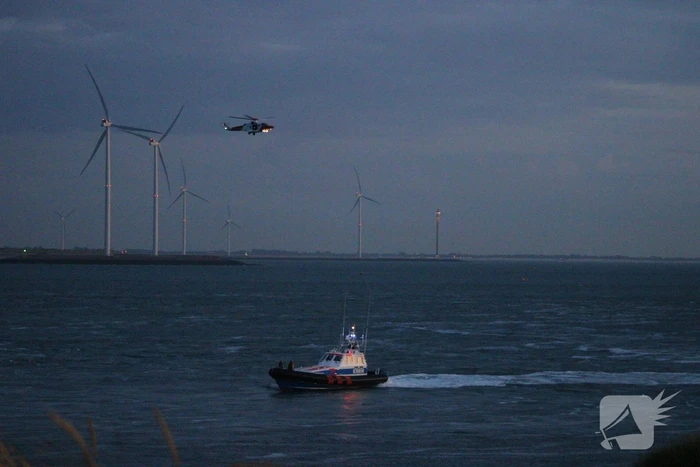 Grote zoekactie na melding voertuig te water bij Oosterscheldekering