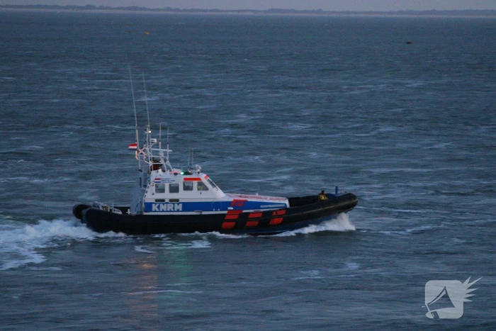 Grote zoekactie na melding voertuig te water bij Oosterscheldekering