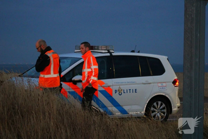 Grote zoekactie na melding voertuig te water bij Oosterscheldekering