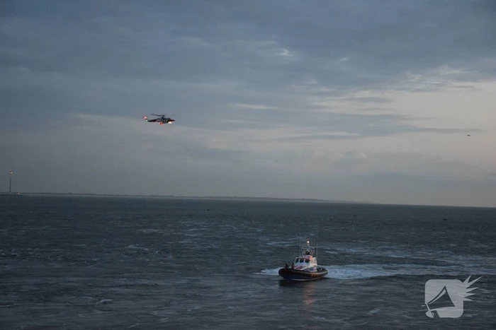 Grote zoekactie na melding voertuig te water bij Oosterscheldekering