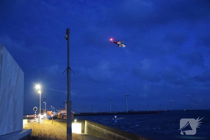 Grote zoekactie na melding voertuig te water bij Oosterscheldekering