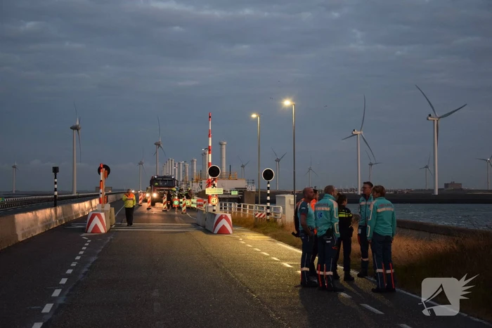 Grote zoekactie na melding voertuig te water bij Oosterscheldekering