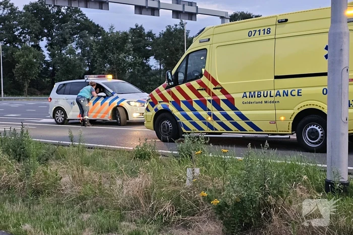 Auto midden op de weg aangetroffen