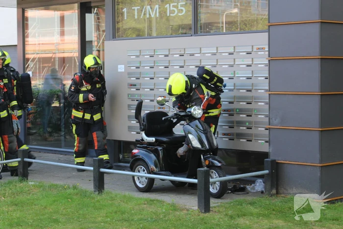 Scootmobiel veroorzaakt rookontwikkeling in flatgebouw