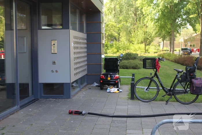 Scootmobiel veroorzaakt rookontwikkeling in flatgebouw