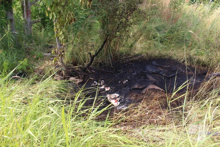 Brandweerlieden blussen buiten brand