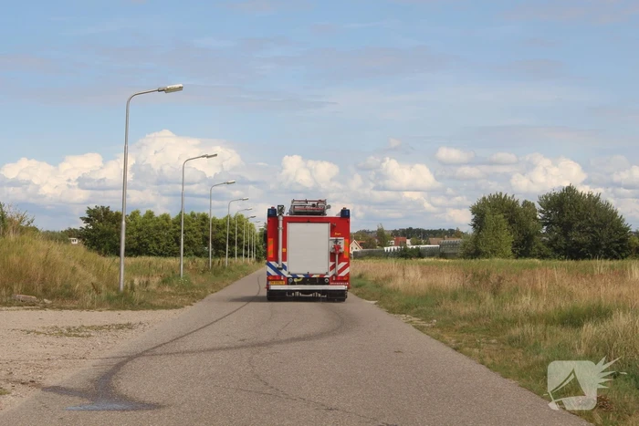 Brandweerlieden blussen buiten brand