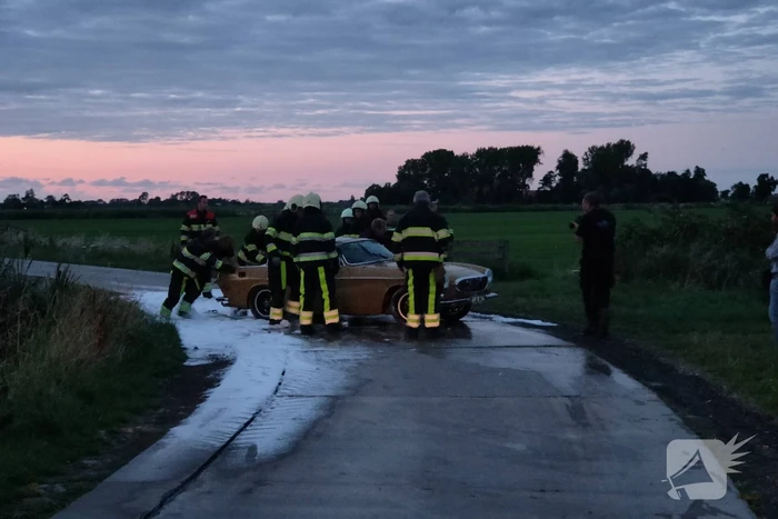Oldtimer vat vlam tijdens rit