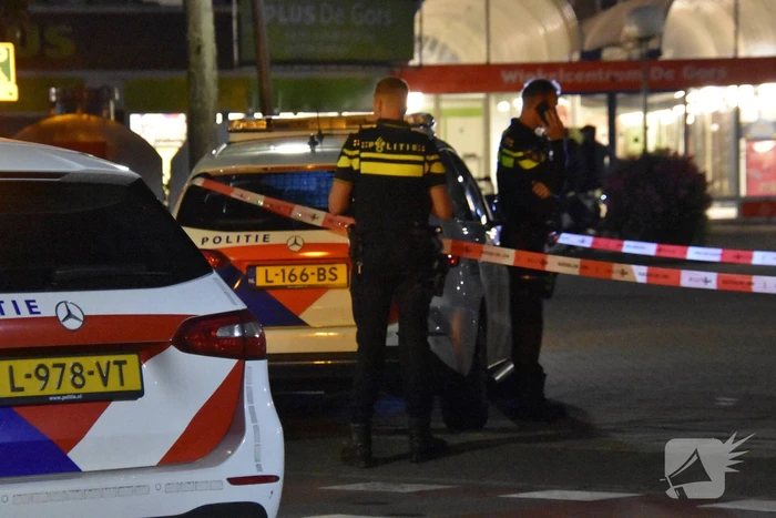 Tiener neergestoken bij winkelcentrum
