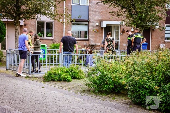 Kind met hoofd vast in hekwerk