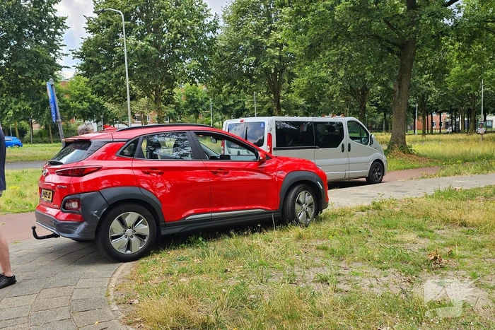 Bestelbus en personenwagen botsen bij verkeerslicht