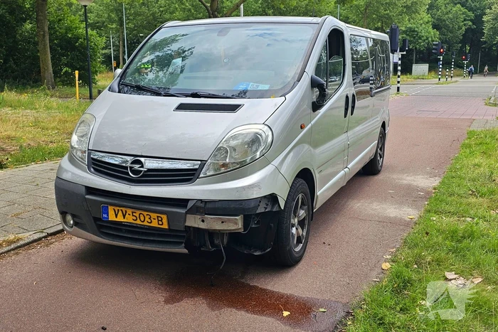 Bestelbus en personenwagen botsen bij verkeerslicht