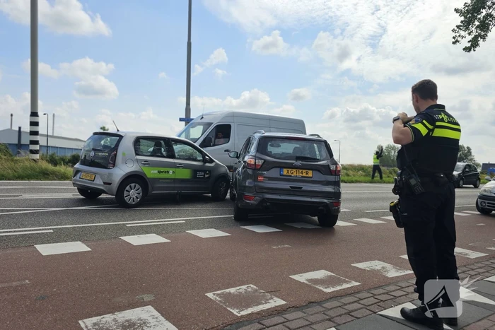 Twee auto's met elkaar in botsing