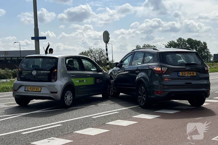 Twee auto's met elkaar in botsing