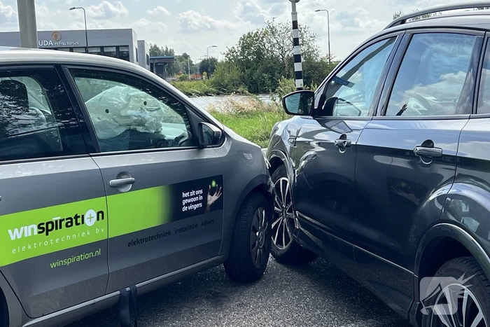 Twee auto's met elkaar in botsing