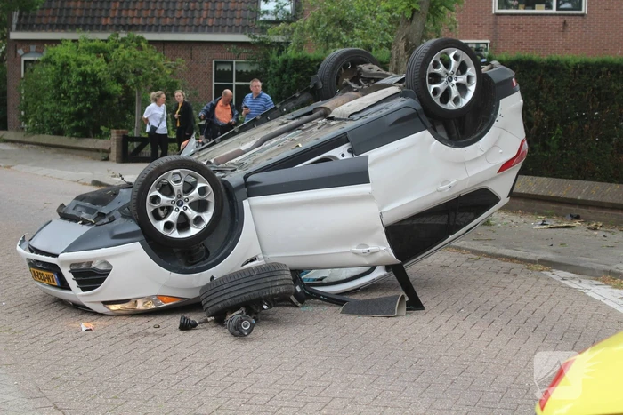 Gewonden nadat auto over de kop slaat