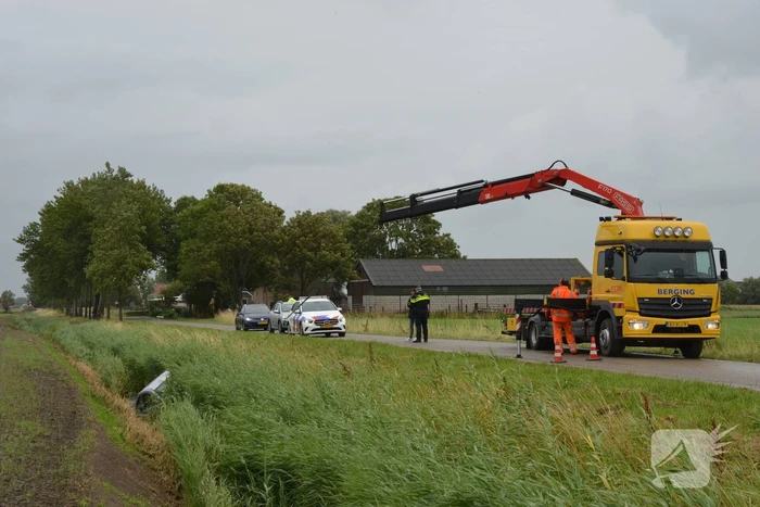 Auto raakt van weg en belandt in sloot